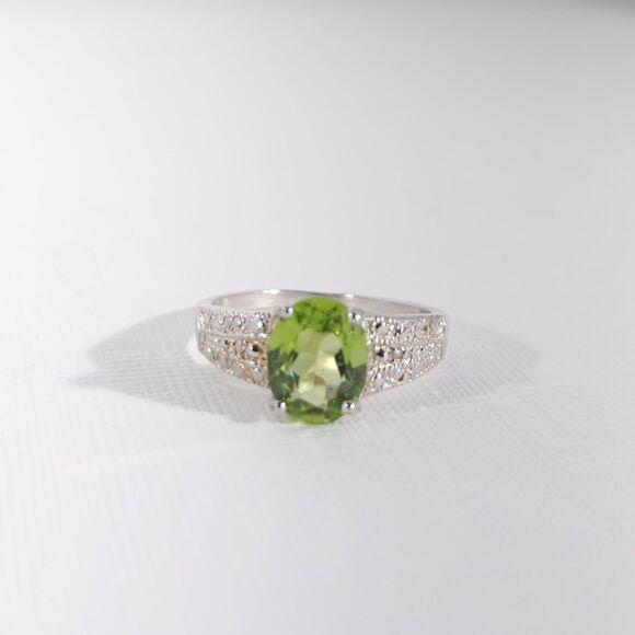 Peridot 1.9 Carats Ring Size 7 - Picture 5 of 8